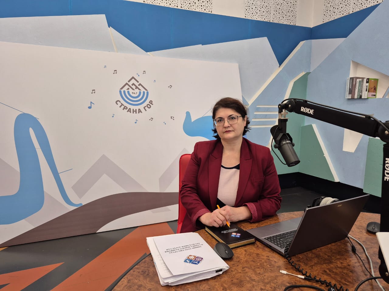 Начальник отдела пособий семьям с детьми Минтруда РД Сурая Омарова в эфире радиостанции «Страна гор» рассказала слушателям о мерах поддержки многодетных семей